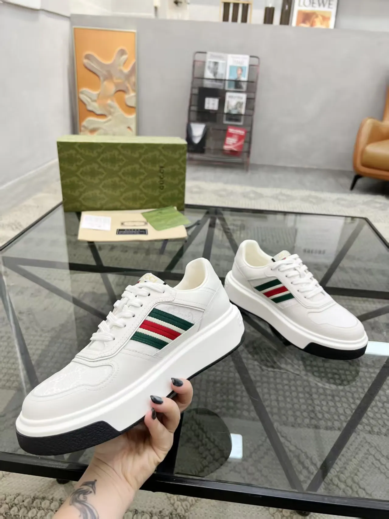 Factory price: 460💰Gucci’s new men’s shoes GUCCI] latest shoes shipped. Original quality, fashionable, made of special materials, sheepskin lining, brand new packaging. The foot feels super comfortable and the workmanship is impeccable. Size: 38-44, customized 45